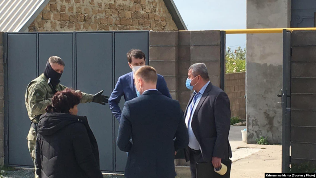 Российские силовики запретили активисту «Крымской солидарности», Раулю Диттану, вести фото- и видеосъемку возле дома в селе Дубки под Симферополем