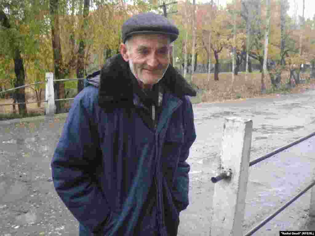 Як сокини Хоруғ  дар назди қитъаи раъйдиҳӣ.