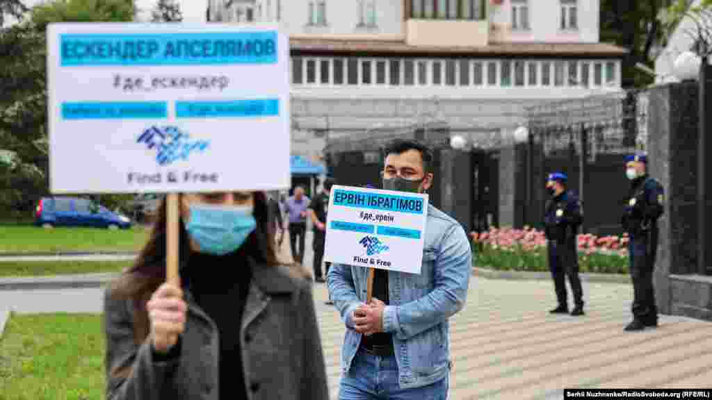 Із 2014 року жертвами насильницьких зникнень в окупованому Росією українському Криму стали 44 людини. Пізніше 19 з них вдалося знайти живими, трьох знайшли в місцях несвободи, одного екстрадували, шестеро були знайдені мертвими. Про долю 15 людей досі нічого невідомо. Такі дані наводить «КримSOS». За даними уповноваженої Верховної Ради з прав людини Людмили Денісової, в окупованому Криму та на непідконтрольних Києву територіях Донбасу зникли безвісти 258 громадян України