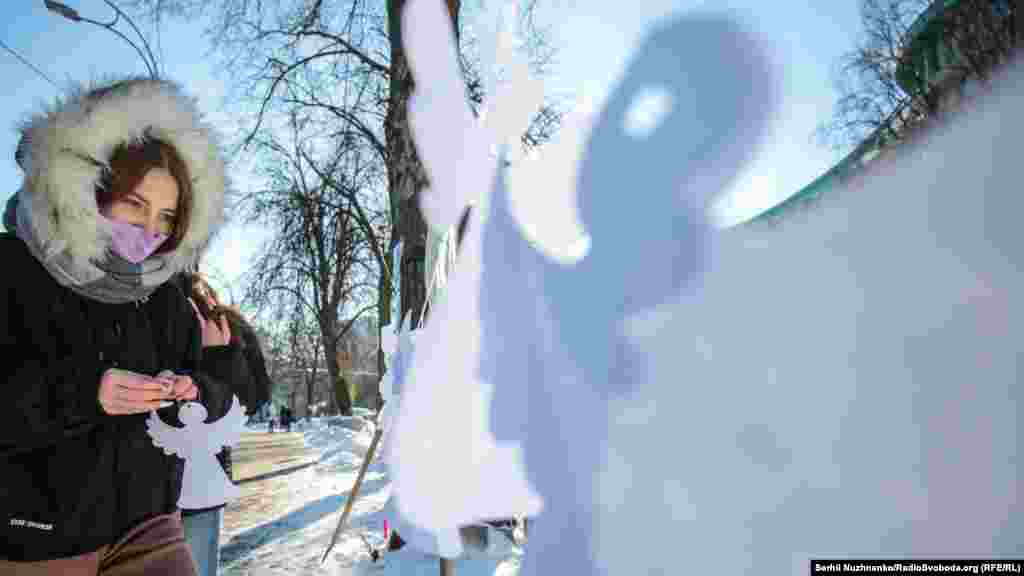 Діти й активісти на алеї Небесної Сотні розвісили білих ангелів, щоб ушанувати пам'ять загиблих за Україну героїв