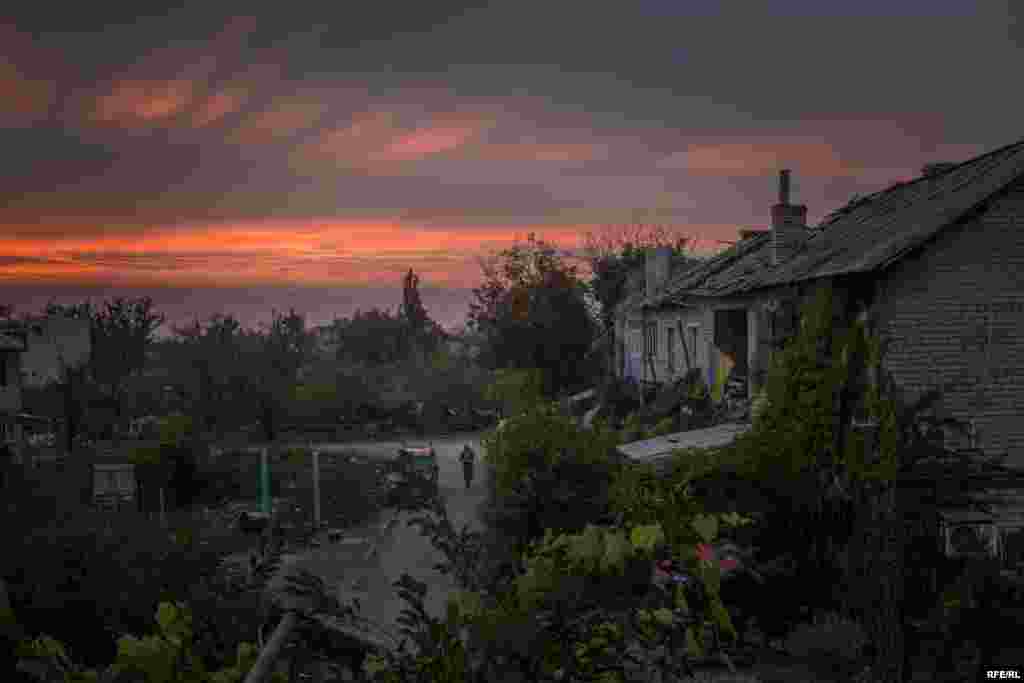 Вид на Марьинку, которая находится вблизи Донецка. Эти здания – передняя линия фронта для украинских военных. Позиции боевиков всего в 400 метрах отсюда