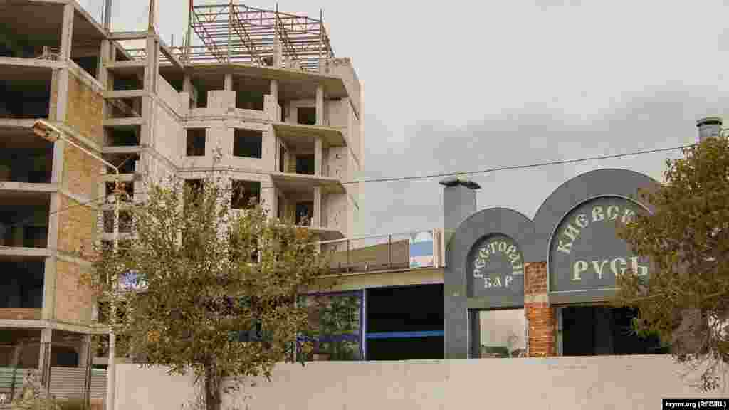 По поводу некоторых участков на берегу Омеги до сих пор идут судебные разбирательства. Жители оспаривают границы этой территории 