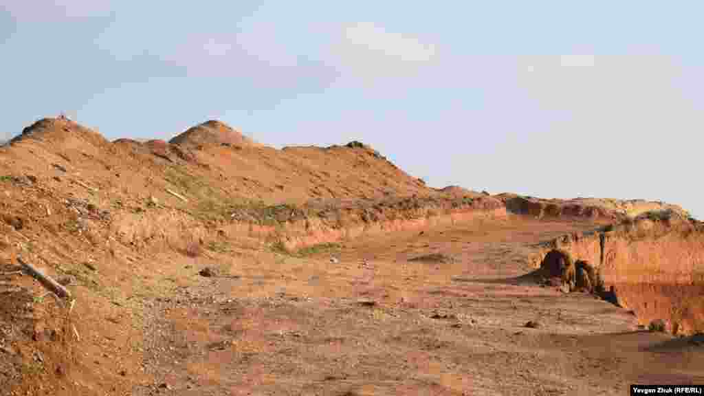 Владелец земельного участка в Языковой балке Сергей Скурский открыто заявил, что грунт с побережья Севастополя вывозился для строительства очистных сооружений водозабора на реке Бельбек. «Мы вывозим только на государственные предприятия, то есть на взлетно-посадочную полосу, сейчас вывозим на водозабор – на очистные. Мы туда вывезли 100 тысяч тонн за месяц последний», – подчеркивал предприниматель
