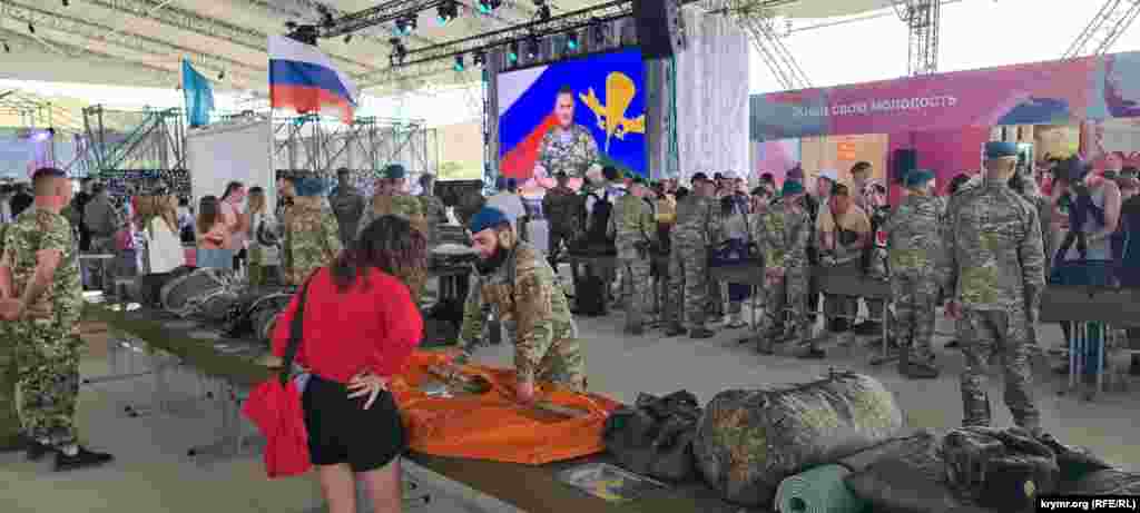 2 августа в российский День ВДВ на фестивале «Таврида.АРТ» десантники пропагандировали свои войска