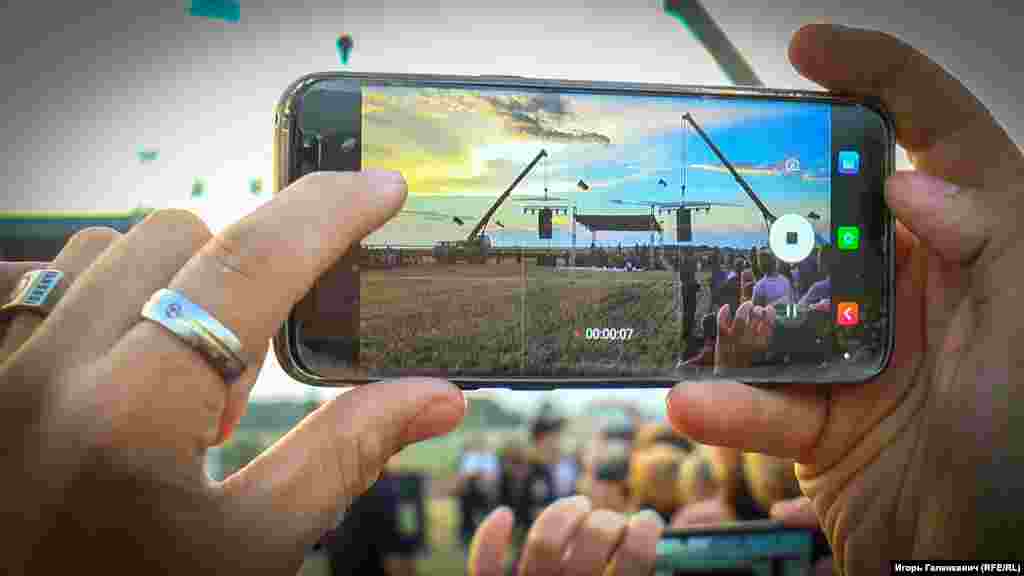 «10 дней назад Андрей (Хлывнюк – КР) высказал идею, как бы нам обратиться к Крыму. Начали обсуждать. Пришли к идее сыграть концерт для украденной земли. Мысль, что эта земля услышит и увидит, что для нее поют песни. Это, скорее, художественная акция, чем просто концерт», – сказал он