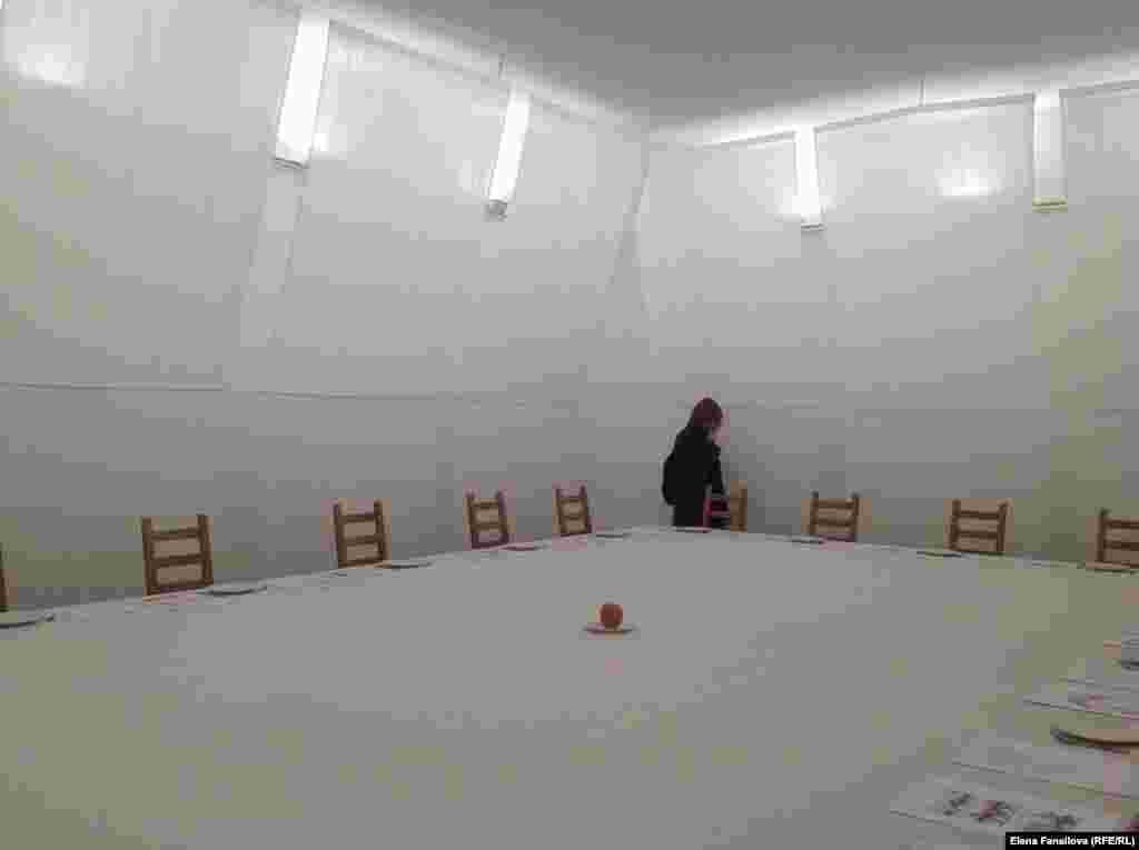 Илья и Эмилия Кабаковы, "Двадцать способов получить яблоко, слушая музыку Моцарта", инсталляция для павильона России на Венецианской бьеннале, 1997. Из комментария авторов: "Социализм прекрасен, но только на расстоянии. Опыт ХХ века показал, что от утопии надо держаться подальше."