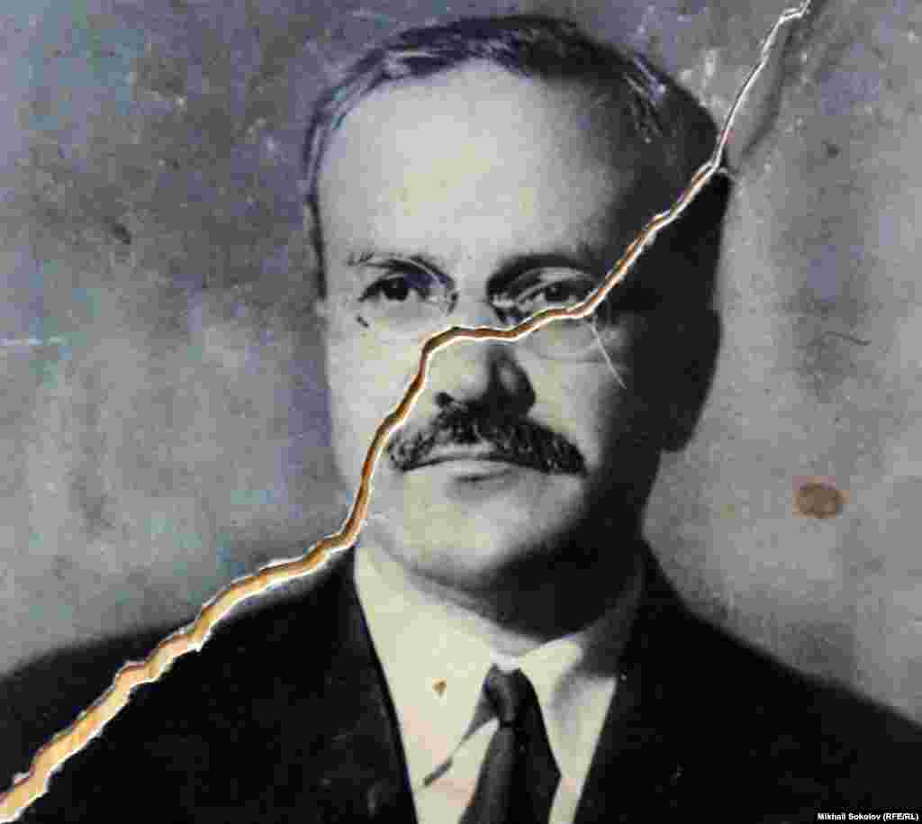 Выставка "Вещдоки" За порванный портрет наркома Молотова Сергей Данилович Токмаков получил в 1939 г. 7 лет лагерей и 3 года поражения в правах.