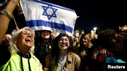 В Ізраїлі люди вийшли на вулиці, щоб привітати звільнення заручниць, які перебували в полоні «Хамасу» понад рік