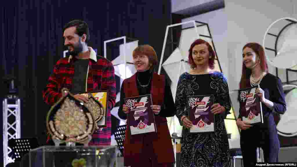 Лауреаты в номинации «Поэзия на украинском языке про Крым» и победитель Сергей Синоптик (крайний слева)