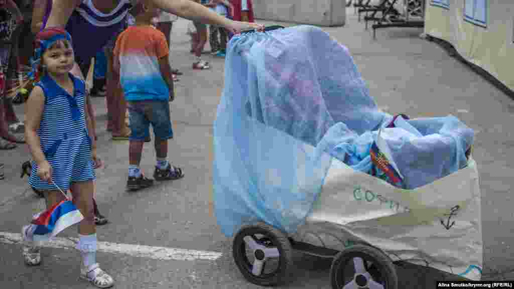 В рамках праздника в городе прошел конкурс–парад детских колясок «Под парусом Айвазовского» 