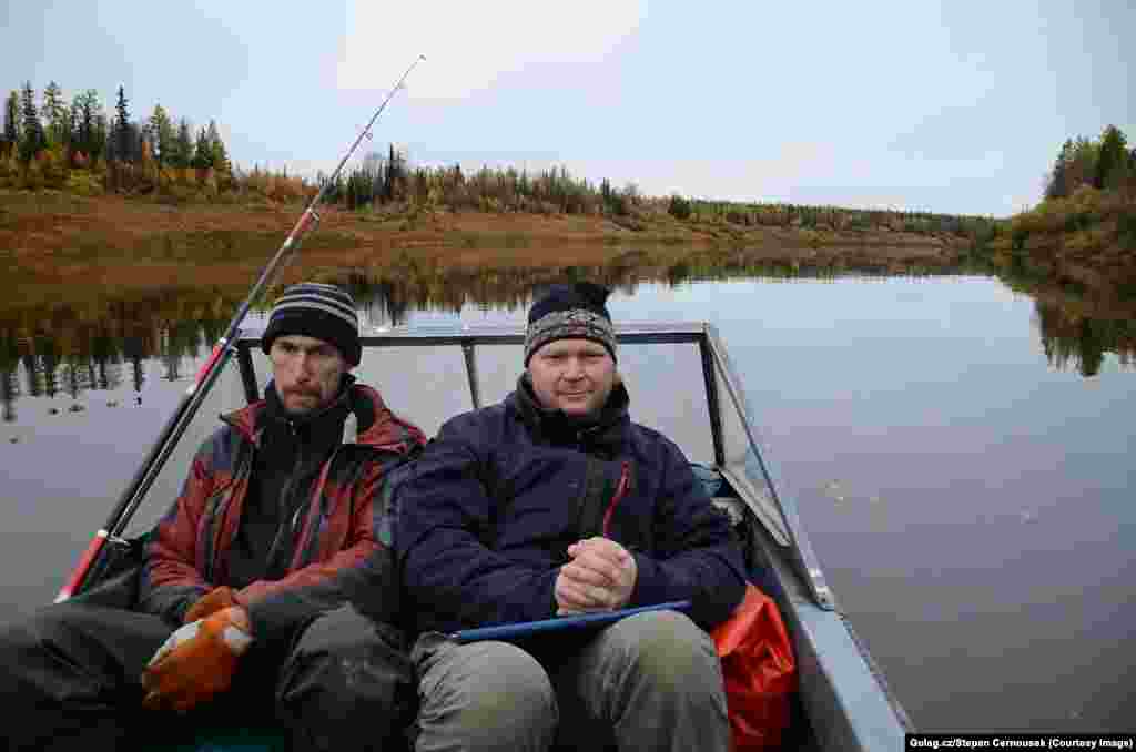 Мобільного зв&#39;язку немає. Сотні кілометрів до найближчого населеного пункту. Черноушек каже, що вони відчували себе абсолютно як &laquo;бранці тайги&raquo;. Врешті-решт їх підібрав моторний човен, який пропливав повз них