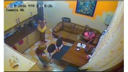 Националист Вячеслав Дацик проводит рейд в петербургском салоне интим-услуг Националист Вячеслав Дацик проводит рейд в петербургском салоне интим-услуг