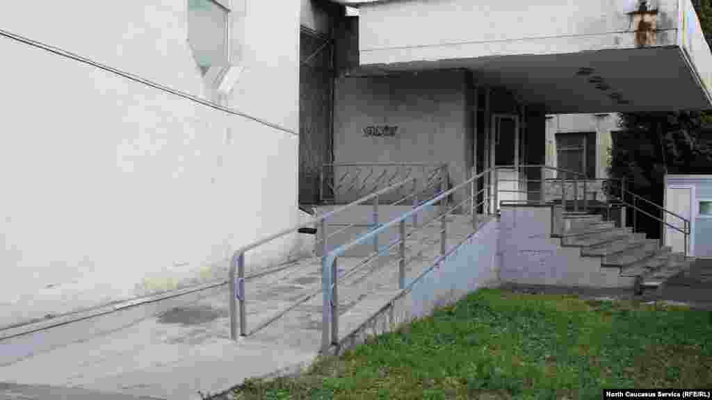 Непросто будет попасть инвалиду-колясочнику и в один из концертных залов города