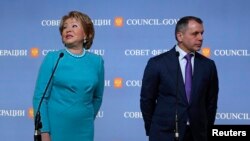 Спикер Совета Федерации Валентина Матвиенко и спикер Верховного совета Крыма Владимир Константинов (Москва, 7 марта 2014 года)