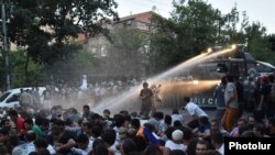 Полиция использовала водометы для разгона акции протеста в Ереване