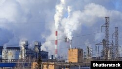 На думку дослідників, низький рівень викидів парникових газів в Україні обумовлений скоріше економічно кризою, ніж спрямованою на це політикою