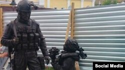 Пам’ятник перед відкриттям, червень 2016 року