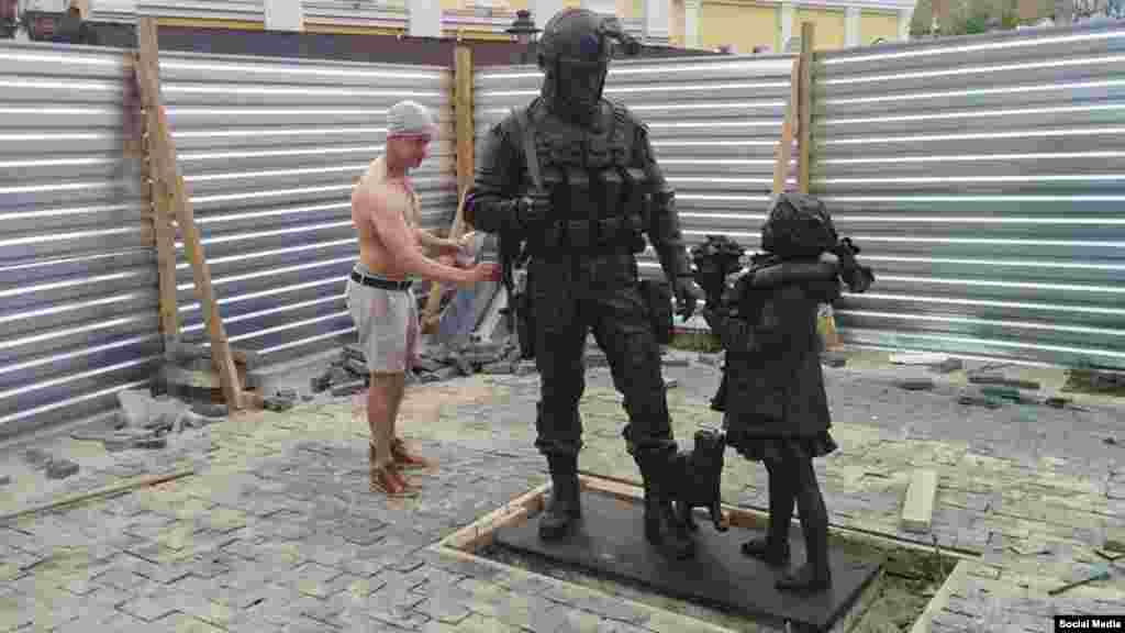 Установка памятника «вежливым людям» в Симферополе, 2 июня Скульптуру водрузили в парке рядом со зданием парламента Крыма. 