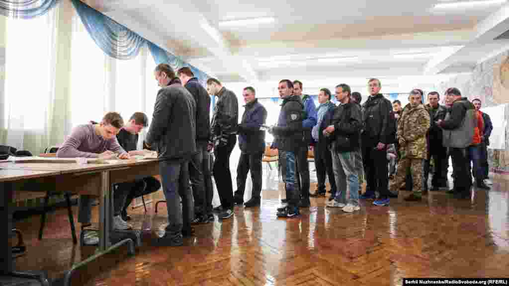 Черга з людей, які прийшли голосувати по тимчасовій зміні адреси