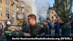 Масштабні руйнування, згорілі потяги та сльози. Кадри з атакованого Росією Києва (фоторепортаж)