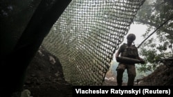 Артилерист 93-ї ОМБр «Холодний Яр» ЗСУ несе снаряд для самохідної гаубиці M109 Paladin на позиціях поблизу Костянтинівки, 5 липня 2025 року