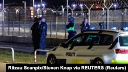 Полицейские возле аэропорта Копенгагена после того, как движение там закрыли из-за сообщений о дронах, Дания, 22 сентября 2025 года