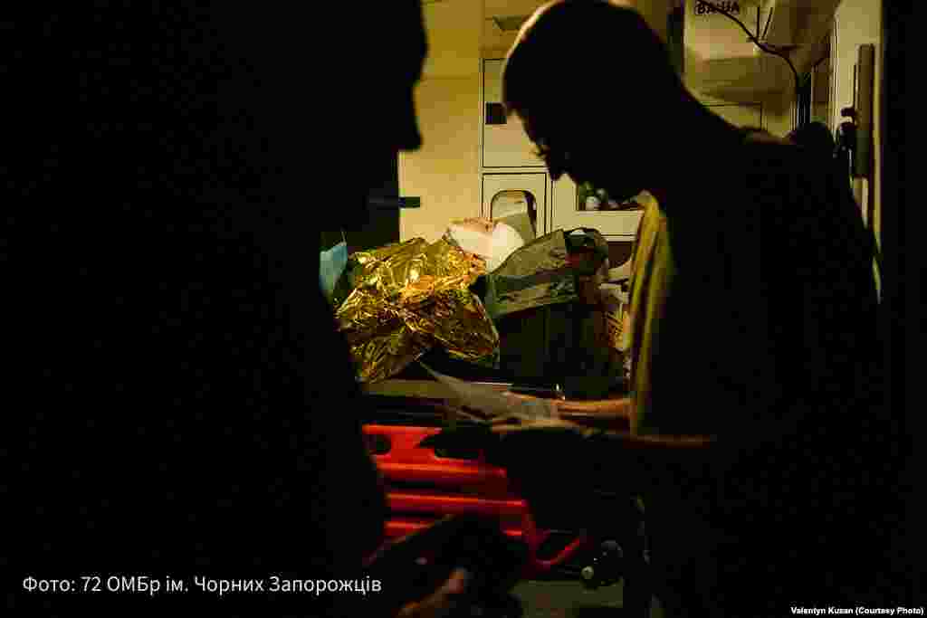 Поранений військовий у стабілізаційному пункті на Вугледарському напрямку.  BBC, посилаючись на військових бригади на правах анонімності, раніше писало, що вони не отримали вчасного наказу про вихід з Вугледару і змушені були виходити самостійно. А в 72-й бригаді багато поранених, убитих, зниклих безвісти. В той же час в ОСУВ «Хортиця» заявили, що «вищим командуванням надано дозвіл на здійснення маневру». Які втрати і скільки полонених – невідомо