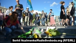 Цветы на том месте, где погиб Шеремет