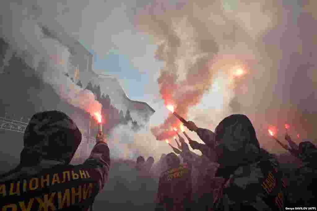 Представники націоналістичних організацій «Національний корпус» і «Національні дружини» під час пікетування будинку Ігоря Гладковського, сина відстороненого з посади першого заступника секретаря РНБО Олега Гладковського. Смт Козин, Обухівський район, Київська область, 3 березня 2019 року БІЛЬШЕ ПРО ЦЕ