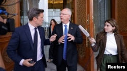 Кирило Дмитрієв на фото в центрі 