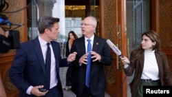 Кирилл Дмитриев общается с представителями СМИ после выхода из отеля после переговоров между США и Россией в Эр-Рияде, Саудовская Аравия, 18 февраля 2025 года.