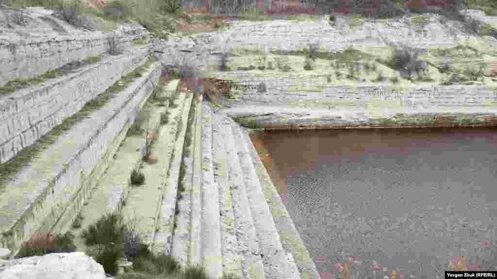 Шесть ступеней раньше были затоплены, седьмая – частично