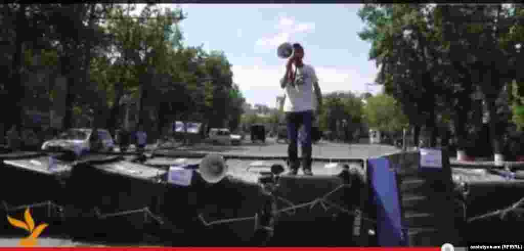 Активист инициативы «Нет грабежу!» Вагинак Шушанян обращается к протестующим