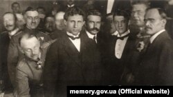 Підписанти Брестського мирного договору (зліва направо): генерал Брінкманн, Микола Любинський, Микола Левитський, Олександр Севрюк, Макс Гоффманн, Сергій Остапенко. Берестя, 9 лютого 1918 року