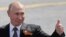 Президент Росії Володимир Путін демонструє глядачам позитивний жест після перенесеного на 24 червня параду перемоги на Красній площі в Москві