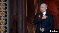 Președintele rus Vladimir Putin a participat la slujba ortodoxă de Paște la Catedrala lui Hristos Mântuitorul din Moscova, Rusia, 23 aprilie 2022, potrivit unui anunț al Kremlinului.