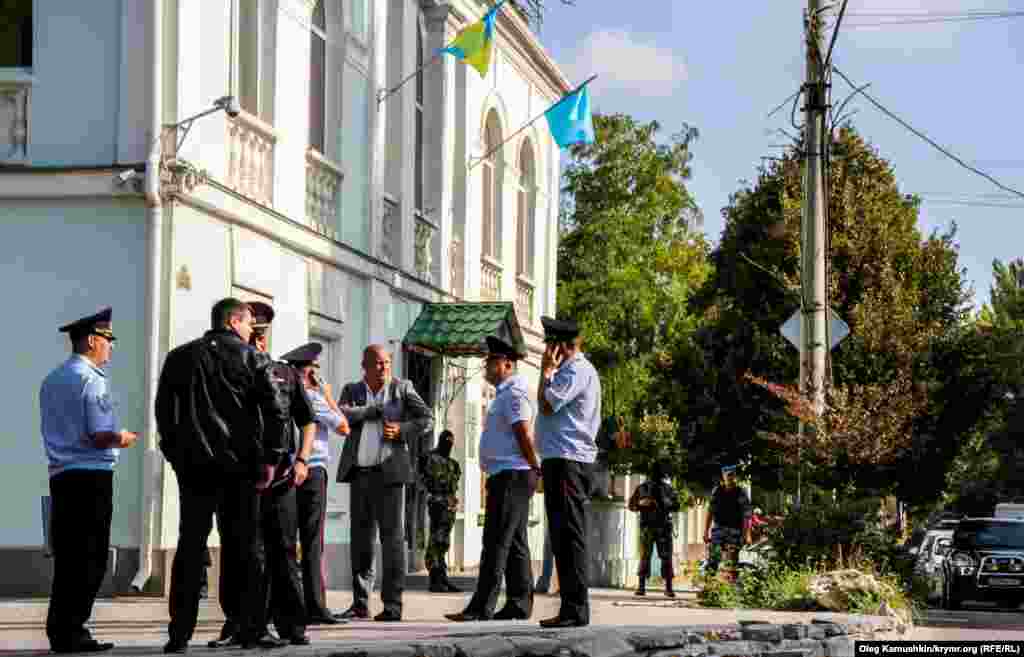 Представители «полиции» не могут никак прокомментировать ситуацию и советуют обращаться в Следственный комитет и ФСБ 