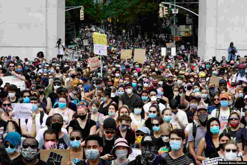 Учасники демонстрації за справедливість і проти свавілля поліції – у парку Вашингтон Сквер. Нью-Йорк, США, 6 червня 2020 року