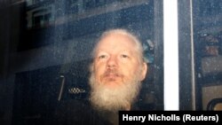 Зараз Джуліан Ассанж відбуває в британській в’язниці