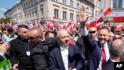 Candidatul conservator la președinție Karol Nawrocki (d), în timpul unui marș electoral în Varșovia. 25 mai 2025.