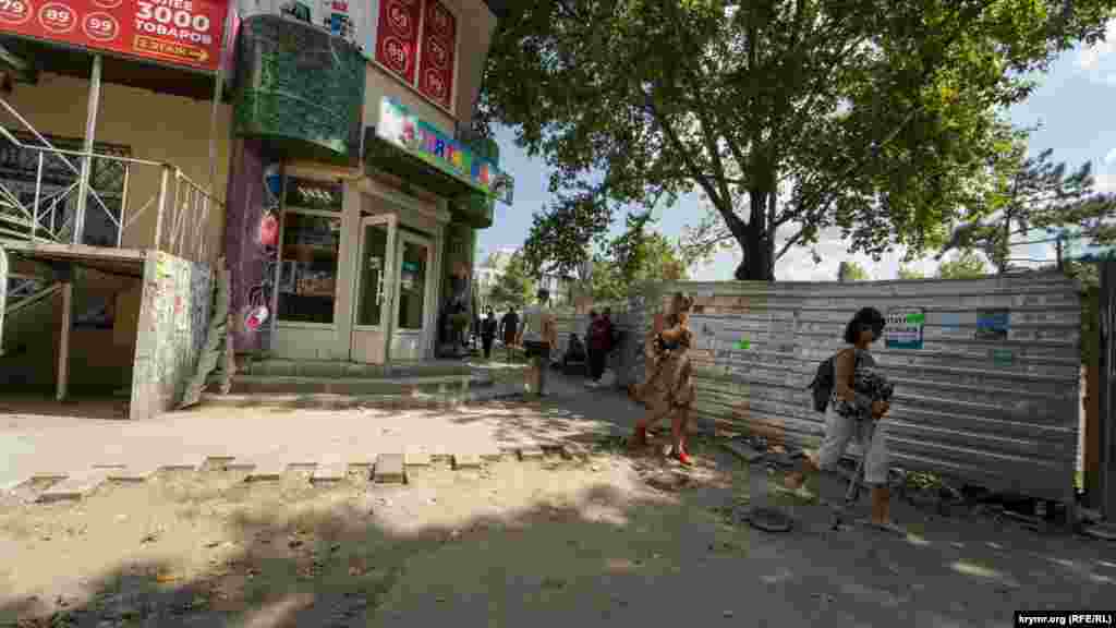 Узкий проход со стороны улицы к Куйбышевскому рынку