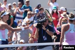 33-річна Азаренко (ліворуч) сказала, що не була здивована, коли Костюк простягнула їй ракетку замість руки