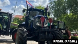 "Krvave ruke" kao simbol protesta zbog urušavanja nadstrešnice novosadske Železničke stanice na skupu u Srbobranu, 29. maja 2025.