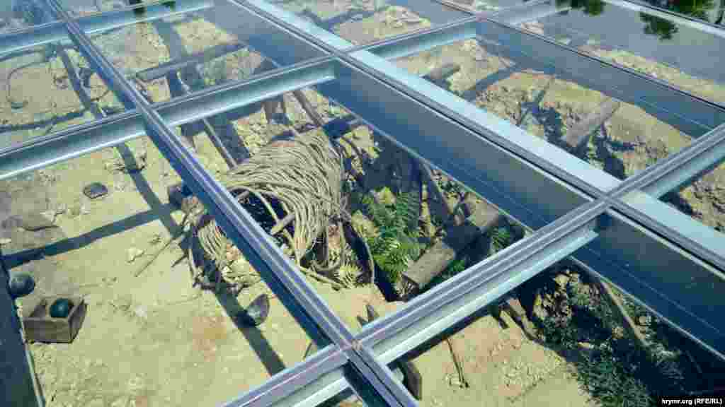 Перед входом до вежі під склом – розкопаний оборонний рубіж. Видно ядра, кошики, дерев'яні балки. У своєрідній теплиці проросло оцтове дерево