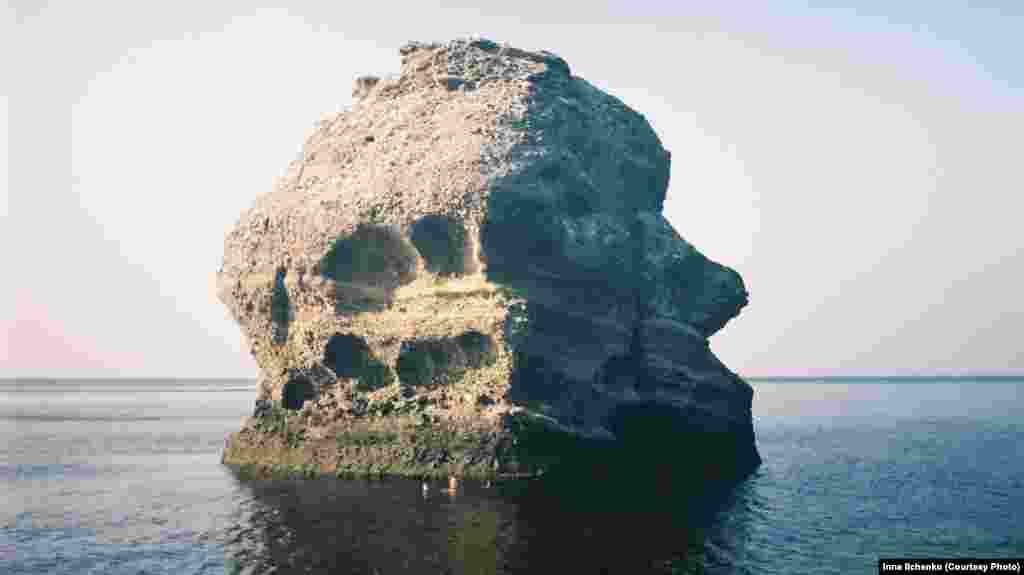 «Дядя Ваня» или «Нос дяди Вани» – не менее известная скала. Ее назвали так потому, что она напоминает профиль мужчины. Прыжки со скалы в Черное море – один из видов развлечений на мысе