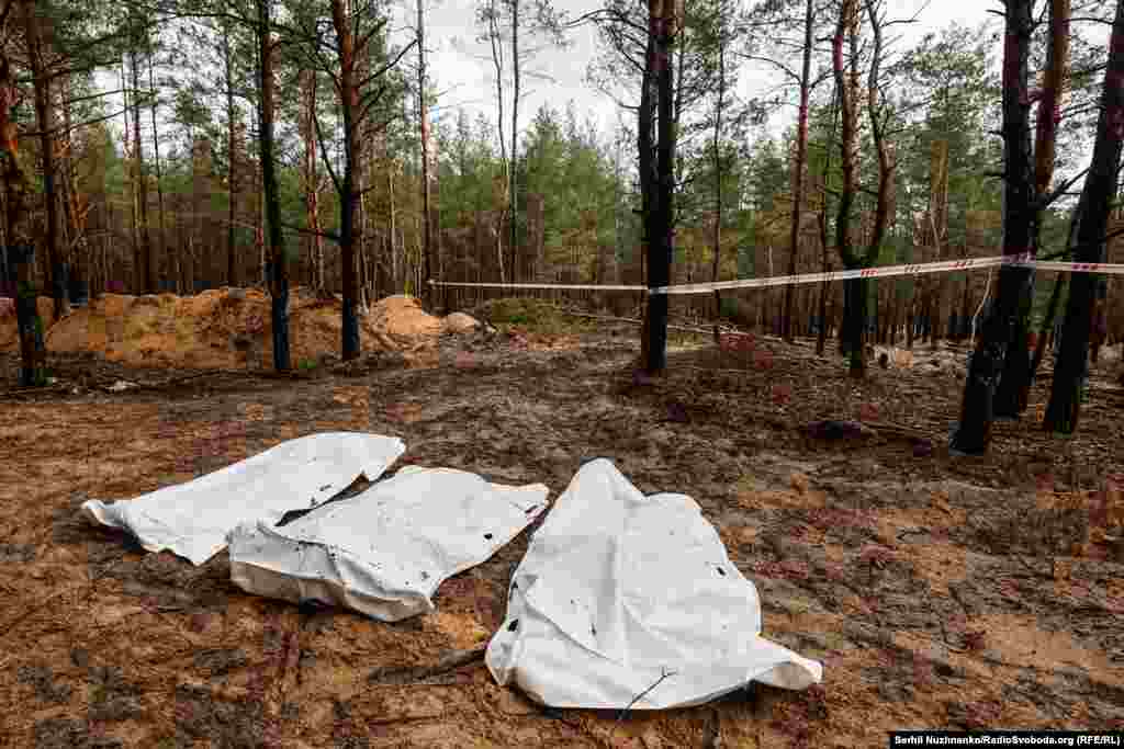 Знайдені у спільній могилі тіла, вересень  2022 року / Праворуч: початок жовтня 2024-го Наразі на місці масового поховання присутній тільки інформаційний борд