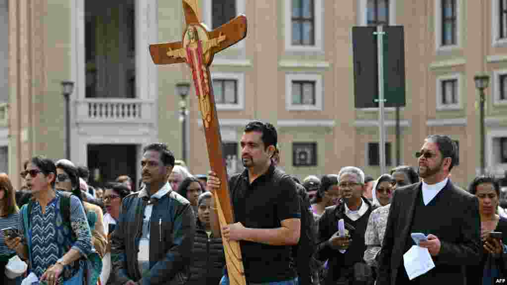 Верниците доаѓаат во Ватикан по повод смртта на папата. Роден како Хорхе Марио Бергољо, папата Франциско е првиот језуит на таа позиција и првиот папа од американскиот континент.