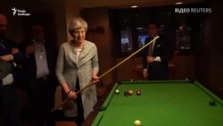 Кулуари європейсько-арабського саміту: Мей зіграла в більярд, а Юнкеру телефонувала дружина – відео Кулуари європейсько-арабського саміту: Мей зіграла в більярд, а Юнкеру телефонувала дружина – відео