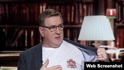 Кіраўнік Белтэлерадыёкампаніі Генадзь Давыдзька ў майцы з "Пагоняй", падчас эфіру «Клюбе рэдактараў» 28 лютага 2016 году