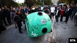 Протестиращи бутат котейнер за боклук пред сградата на МВР.